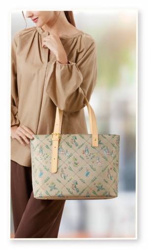 キャラクターがいきいきと表現された、ピーターラビット TM＜スウィート・フォレスト＞ジャカード織りのナチュラルトート、新発売！