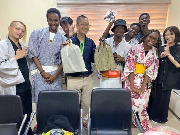 ナイジェリアで大阪の忍者エンターテインメントチーム「忍者堂」が殺陣公演・指導および日本書籍・浴衣を寄贈