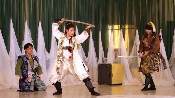 ナイジェリアで大阪の忍者エンターテインメントチーム「忍者堂」が殺陣公演・指導および日本書籍・浴衣を寄贈