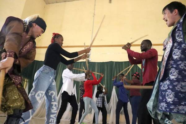 ナイジェリアで大阪の忍者エンターテインメントチーム「忍者堂」が殺陣公演・指導および日本書籍・浴衣を寄贈