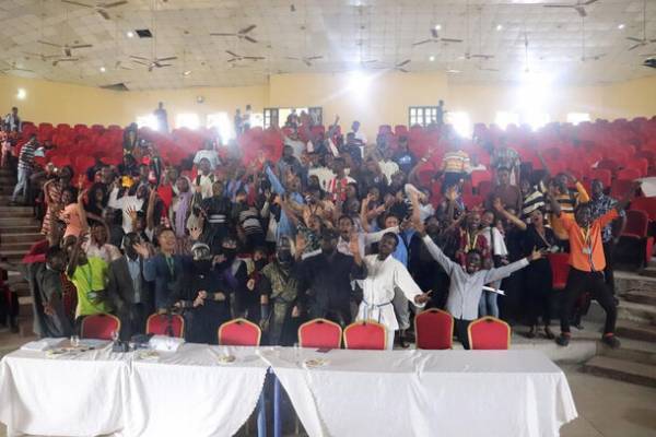 ナイジェリアで大阪の忍者エンターテインメントチーム「忍者堂」が殺陣公演・指導および日本書籍・浴衣を寄贈