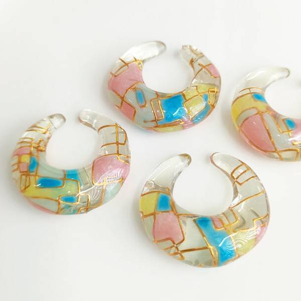 レジンづくりの気泡対策にお困りの方必見！アンバサダー座談会の意見から生まれた気泡がすぐに抜けて形の細かいシリコンモールドにも隅々まで流れの良い超サラサラタイプの新型レジンを構想から1年の開発期間を経て新発売！