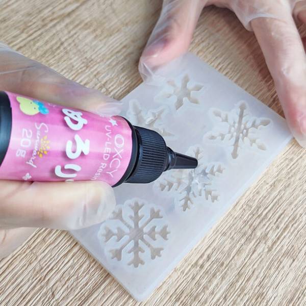 レジンづくりの気泡対策にお困りの方必見！アンバサダー座談会の意見から生まれた気泡がすぐに抜けて形の細かいシリコンモールドにも隅々まで流れの良い超サラサラタイプの新型レジンを構想から1年の開発期間を経て新発売！