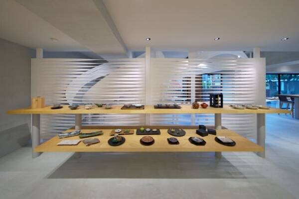 有名飲食店の食器プロデュースを数多く手掛ける田代陶器店が実用性とブランド性を兼ね備えた食器を取り揃えた新規店舗「TOKITOIRO」を福岡市中央区浄水通にオープン