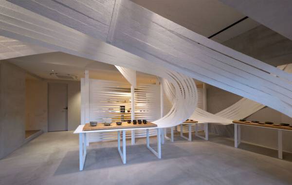 有名飲食店の食器プロデュースを数多く手掛ける田代陶器店が実用性とブランド性を兼ね備えた食器を取り揃えた新規店舗「TOKITOIRO」を福岡市中央区浄水通にオープン