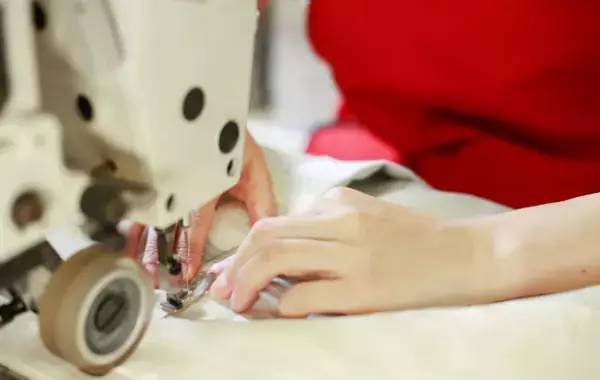 「座席モケット端材」を活用したアップサイクル商品をJR東日本大宮支社と共同開発　鉄道ふれあいフェアで11/25販売