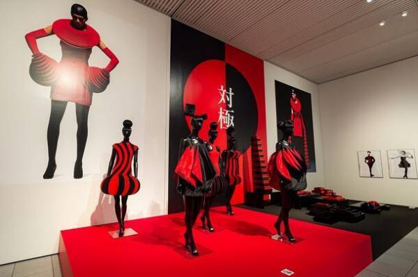 平和マネキンが提供するマネキンが、コシノジュンコの展覧会『コシノジュンコ「原点から現点」』に採用　～11月23日よりあべのハルカス美術館で開催～