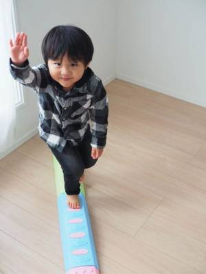＜インテリアに合う新色グレーカラー登場！＞足つぼ刺激でお子様の運動能力アップを手助け　累計出荷個数70万個突破の「でこぼこバランスブロック」