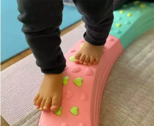 ＜インテリアに合う新色グレーカラー登場！＞足つぼ刺激でお子様の運動能力アップを手助け　累計出荷個数70万個突破の「でこぼこバランスブロック」