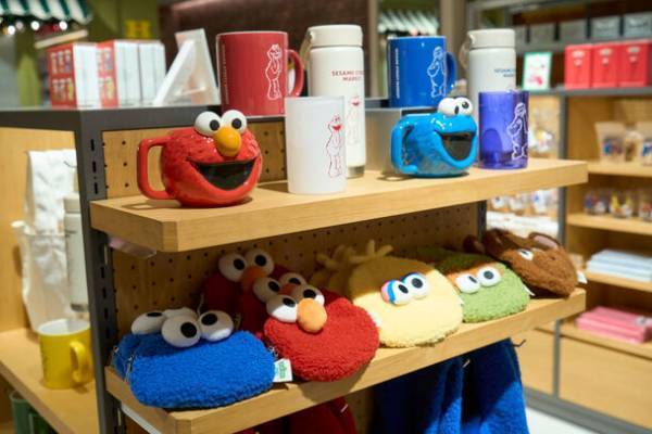 世界で唯一の物販・カフェ・ワークショップが複合したセサミストリートオフィシャルストア「セサミストリートマーケット」ついに2023年11月30日(木)、1号店の池袋サンシャインシティ店オープン！目玉は【SESAME STREET meets GELATO PIQUE】コラボレーションアイテム