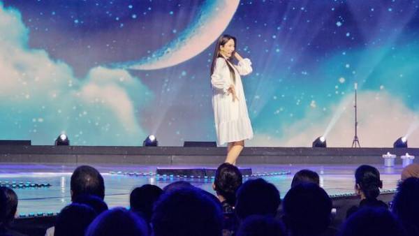 韓国で開催されたFACE of ASIAで高身長美女が早着替え！ダンスパフォーマンスでイベントを盛り上げる