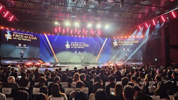 韓国で開催されたFACE of ASIAで高身長美女が早着替え！ダンスパフォーマンスでイベントを盛り上げる