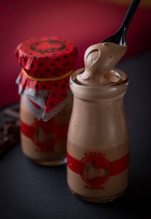 【熱海プリン】毎年2万本完売の大人気フレーバー「2層仕立てのチョコレートプリン」を12/22より販売開始！～クリスマスシーズンは全店チョコづくし！食堂ではクリスマス限定特別メニューも～