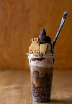 【熱海プリン】毎年2万本完売の大人気フレーバー「2層仕立てのチョコレートプリン」を12/22より販売開始！～クリスマスシーズンは全店チョコづくし！食堂ではクリスマス限定特別メニューも～