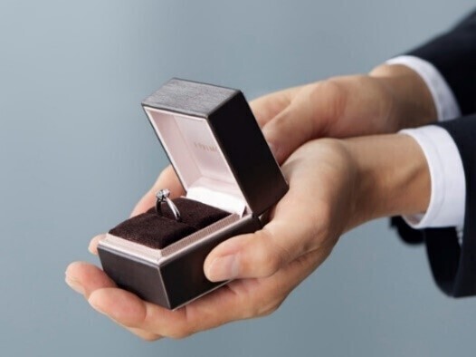 「本物のダイヤモンドでプロポーズしたい」「好みのリングを選びたい」おふたりの理想を両方叶えるアイプリモのオリジナルサービス「パーフェクトプロポーズリング」