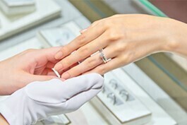 「本物のダイヤモンドでプロポーズしたい」「好みのリングを選びたい」おふたりの理想を両方叶えるアイプリモのオリジナルサービス「パーフェクトプロポーズリング」