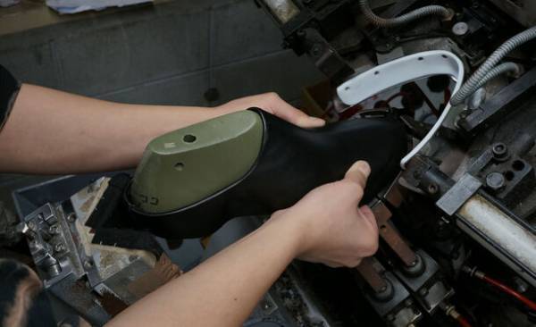 冬のちょっとそこまでを快適に「【宇宙服素材×スニーカー】 PESS701」が「Makuake」にて先行予約販売を開始