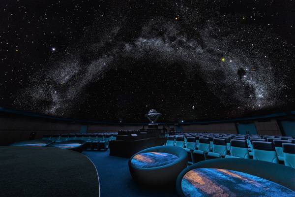 堀込泰行を迎え、東京/神戸を巡るプラネタリウムライブツアーを開催『LIVE in the DARK tour w/堀込泰行』