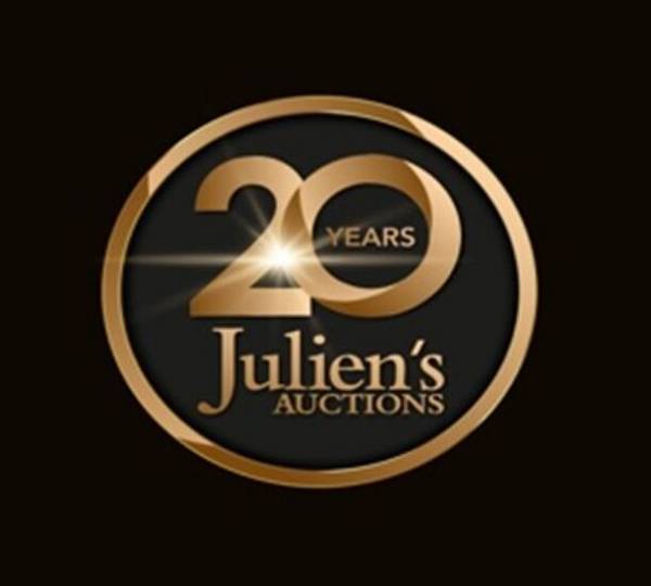 ニルヴァーナ最後の公演でカート・コバーンが使用した伝説的な「スカイスタングI」ギターが日本人実業家により158万7,500ドル(約2億4千万円)で落札！