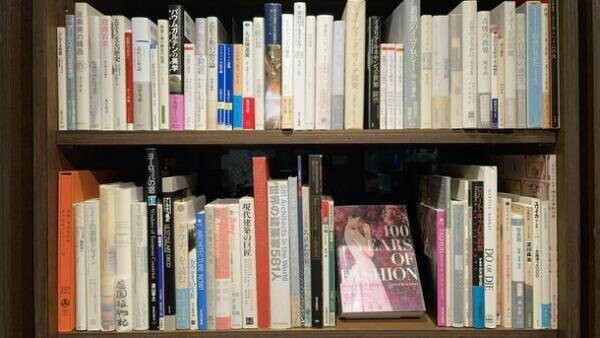 アート・ビジネスをテーマにした読書スペース併設の古書店「Seibundo」が東京・京橋駅に開業