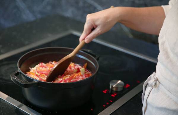 ＜子育て経験から開発＞ 料理をする時間のないママに贈る　身体に優しく手軽に栄養補給できるボルシチ　11月26日より期間限定先行販売開始