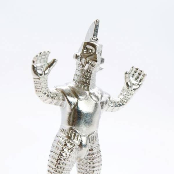 ウルトラセブンと怪獣をモチーフとした“メタル(金属製)”のペーパーウェイトの受注販売を開始！
