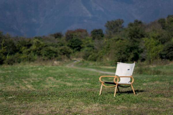 プロダクトデザイナーによるブランド「LIFEWORKPRODUCTS」のチェア＆シェルフコンテナに新色「オーク×アイボリー」を追加