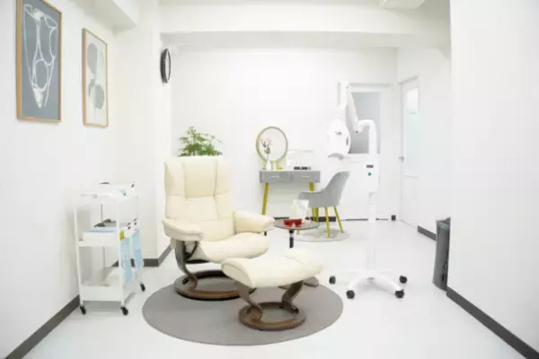 「清潔感がない人は生理的に無理！」男女ともに重要視される清潔さ　歯のメディカルホワイトニングHAKUが業界最速で100店舗突破！