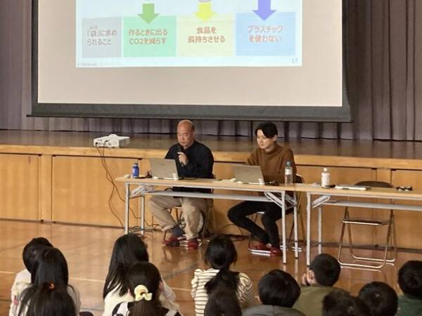 レトルト対応紙製スタンディングパウチで環境負荷低減。SDGsを学ぶ小学生と一緒にオリジナルカレーを企画開発。