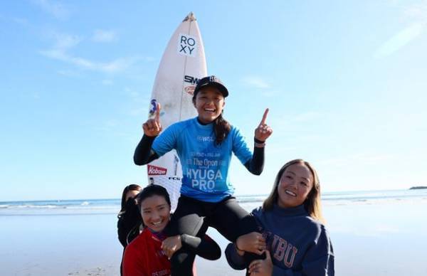 宮崎県日向市で行われたWSL公認大会「WSL QS1,000 The Open Surfing　HYUGA PRO presented by RASH」最終日　男子は矢作紋乃丞、女子は川瀬心那がともにQS初優勝