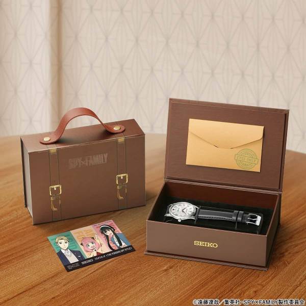 『SPY×FAMILY』より、セイコーとコラボした腕時計の第二弾が登場！オフの日を過ごすフォージャー家をコンセプトとしたホワイトダイヤル×黒バンドのスタイリッシュなデザイン。