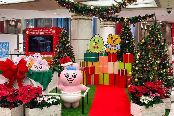 ポインセチアに囲まれたサンタクロース姿の「おぱんちゅうさぎ」が登場！ホワイティうめだのクリスマス装飾を日比谷花壇が担当しました。