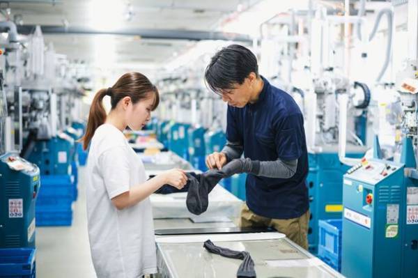 国内希少な技術、素材で至高の靴下！20年ぶりに工場機能を取り戻した創業122年企業WESTが高級靴下をMakuakeにて先行販売開始。藍染コラボも！