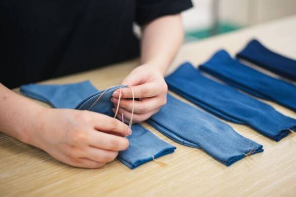 国内希少な技術、素材で至高の靴下！20年ぶりに工場機能を取り戻した創業122年企業WESTが高級靴下をMakuakeにて先行販売開始。藍染コラボも！