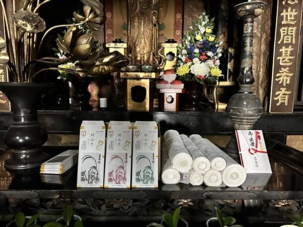 新年の挨拶に京友禅手染め絹のスマホ拭きを贈る　『SOOの年賀状2024「okuruおふきmini」養源院柄』を京都市内限定で発売開始