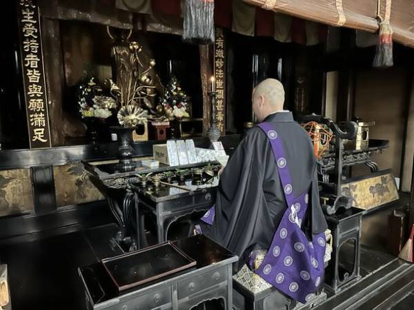 新年の挨拶に京友禅手染め絹のスマホ拭きを贈る　『SOOの年賀状2024「okuruおふきmini」養源院柄』を京都市内限定で発売開始