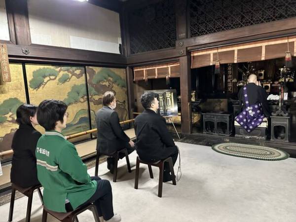 新年の挨拶に京友禅手染め絹のスマホ拭きを贈る　『SOOの年賀状2024「okuruおふきmini」養源院柄』を京都市内限定で発売開始