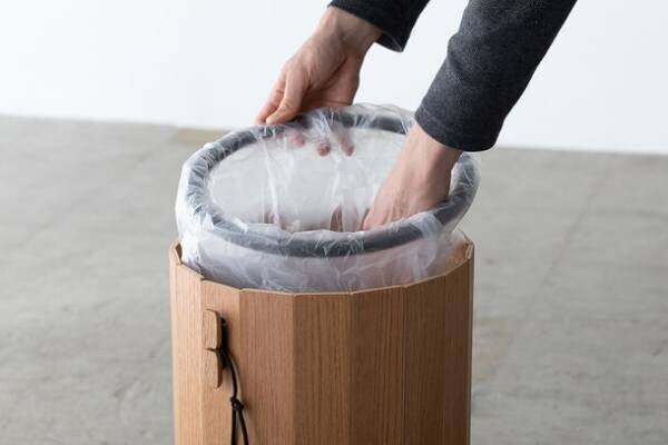 家と外で美しく機能的なアウトドアブランド「IKIKI」　折りたためる木製ゴミ箱「Foldable Cord Bin」2024年3月発売