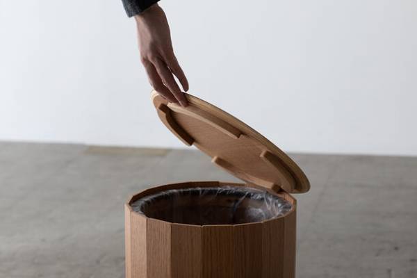 家と外で美しく機能的なアウトドアブランド「IKIKI」　折りたためる木製ゴミ箱「Foldable Cord Bin」2024年3月発売
