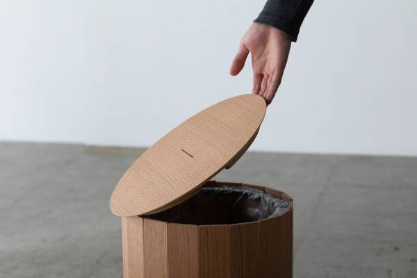 家と外で美しく機能的なアウトドアブランド「IKIKI」　折りたためる木製ゴミ箱「Foldable Cord Bin」2024年3月発売