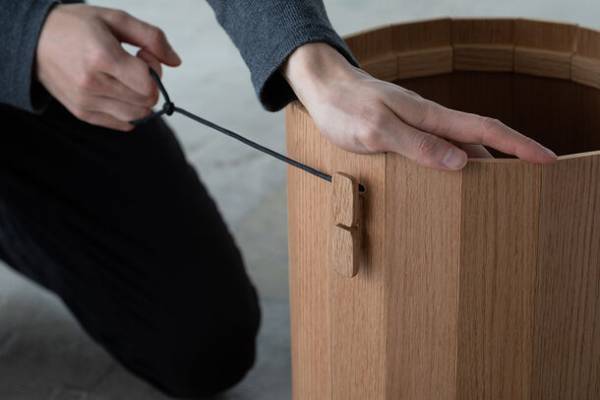 家と外で美しく機能的なアウトドアブランド「IKIKI」　折りたためる木製ゴミ箱「Foldable Cord Bin」2024年3月発売