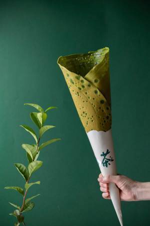 お濃茶スイーツ専門店「熱海さとり本店」12月23日オープン情報第2弾　とろ～りお濃茶を練り込んだ“パリパリ”新食感クレープに、お濃茶プリン、抹茶わらび餅も！～見た目にも美しい至極のお濃茶スイーツ詳細を発表～