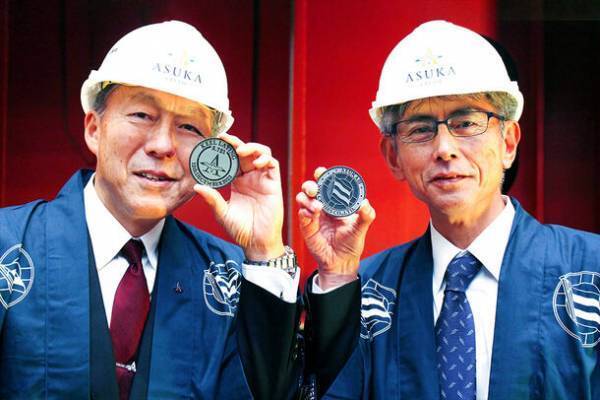 「飛鳥III」　キール・レイイング　セレモニー実施　幸運のシンボルはオリジナルデザインのシルバーコイン