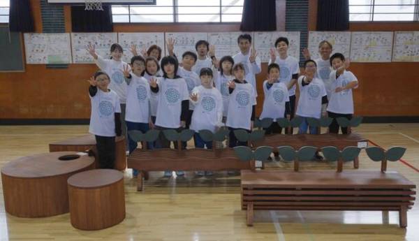 三井化学グループ世界自然遺産応援プロジェクト第5弾 ～白神山地～　小学生がデザインした「ノンロット(R)」ベンチを寄贈