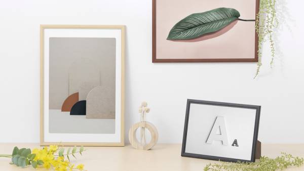 シンプルですっきりとしたデザインの木製額縁「PIXRIA+（ピクスリア プラス）」とアルミ額縁「PEORIA+（ペオリア プラス）」2種が新発売