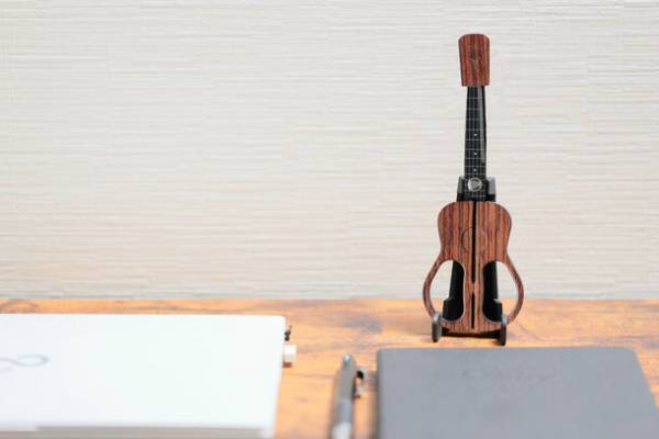 老舗・ヤイリギターと組む！ギターの天然木を再利用した関刃物職人によるギター型ハサミをMakuakeで数量限定販売