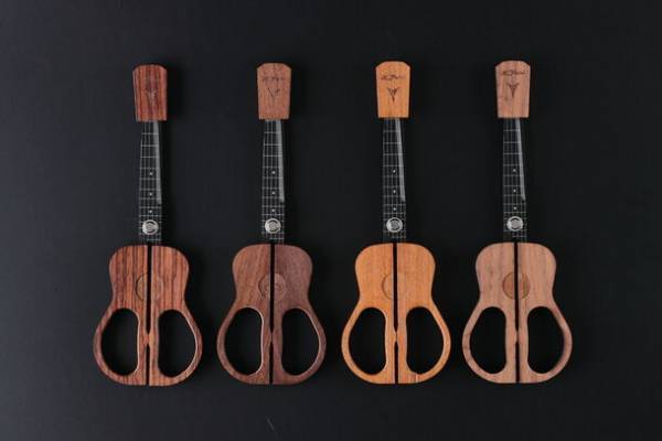 老舗・ヤイリギターと組む！ギターの天然木を再利用した関刃物職人によるギター型ハサミをMakuakeで数量限定販売