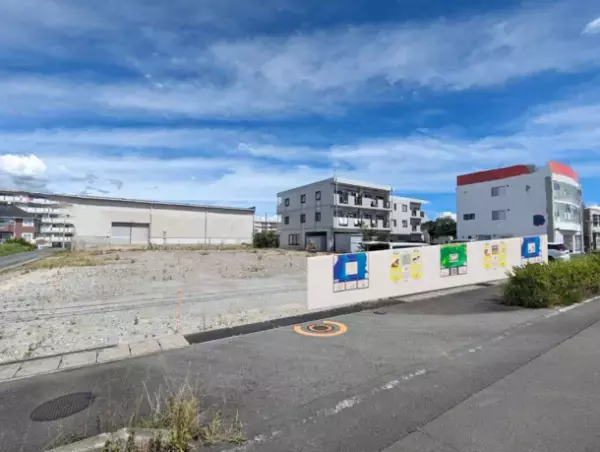 障害のある子供たちが作りだす「心のままアート」を静岡県沼津市の工事現場の仮囲いに展示　12月22日に除幕式を開催