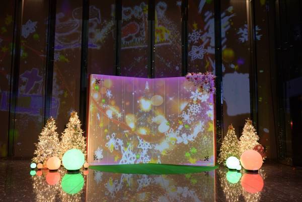 巨大絵本に見立てたスクリーンに園児が描いたイラストを投影！「住友不動産東京三田ガーデンタワー」で12月25日（月）まで、クリスマスイベントを開催。日比谷花壇が装飾を担当しました。