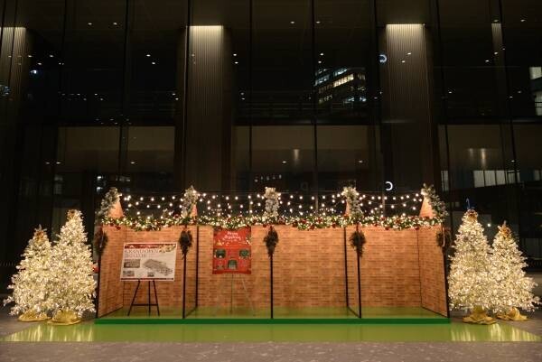 巨大絵本に見立てたスクリーンに園児が描いたイラストを投影！「住友不動産東京三田ガーデンタワー」で12月25日（月）まで、クリスマスイベントを開催。日比谷花壇が装飾を担当しました。